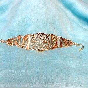 8-24 SHA tribal look goldtone chunky braclet,great condition